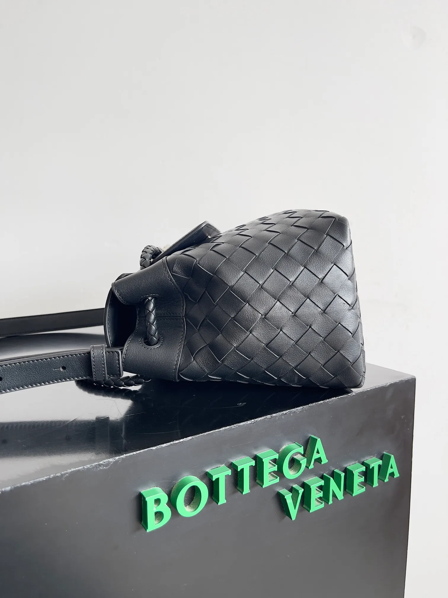 Batch 2460 BOTTEGA VENETA Bottega Veneta's 2025 new product for men ANDIAMO Bottega Veneta's main recommendation is undoubtedly the Andiamo small size. The first new favorite of the 2025 new product is a men's figure buckle bag. It can be seen that the designer has used many small ideas. The detachable crossbody strap is very convenient. It is convenient for elite office workers to reduce the burden on their hands when carrying work logs and office supplies. The interior is divided into two large compartments and a small zippered compartment. Unlike the women's model, the compartments here are not removable. The fixed large single layer also makes it easier to pack lightly when going out to work, and avoids the accumulation of too many small items. Style number: 815781 Size: 29*20*13cm
